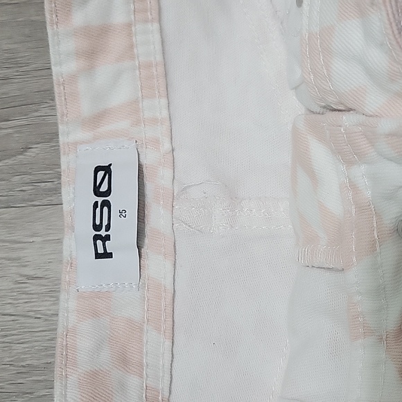 Shorts - Picture 2 of 3